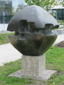 844052 Afbeelding van het bronzen beeldhouwwerk 'Het Bolwerk' van Paul Kingma uit 1971, in het onlangs geopende ...